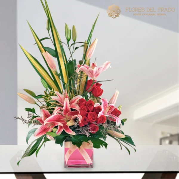 Arreglo en base Lirose con rosas y lirios para amor y amistad, de Flores del Prado