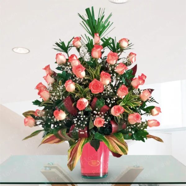 Arreglo floral Vilna con rosas para amor y amistad, de Flores del Prado