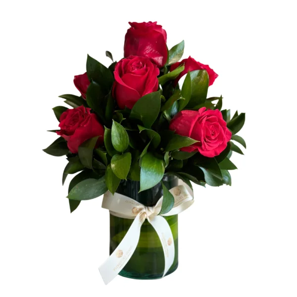 Arreglo floral Manama con rosas rojas para amor y amistad, de Flores del Prado