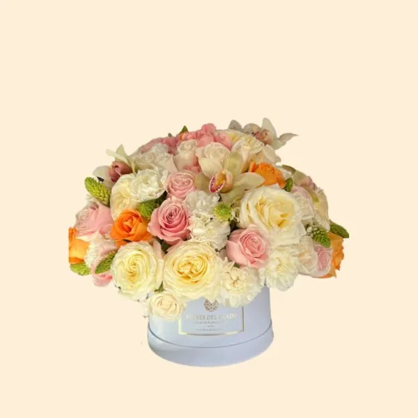 Caja de flores Amada con rosas y claveles para aniversario, de Flores del Prado