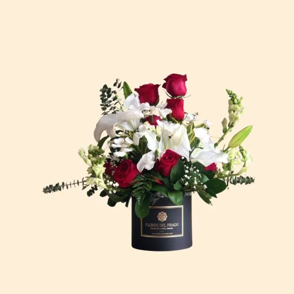 Caja de flores Valeria con rosas y lirios para amor y amistad, de Flores del Prado